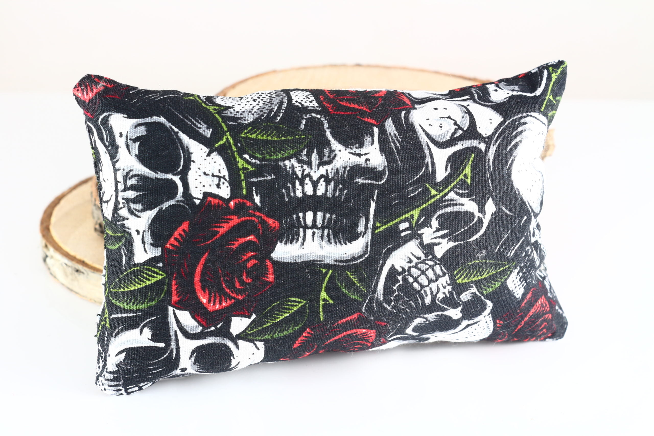 Katzenkissen „Roses and skulls, schwarz“ – 8 x 13 cm