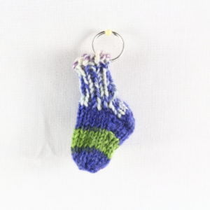 Socken-Schlüsselanhänger groß in Lila-grün-bunt