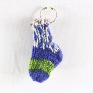 Socken-Schlüsselanhänger groß in Lila-grün-bunt