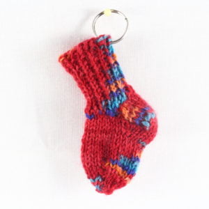 Socken-Schlüsselanhänger groß in Rot-Bunt